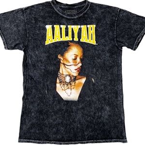 Aaliyah Acid Wash Profile Graphic Short Sleeve T-Shirt in Black Women’s Sz S